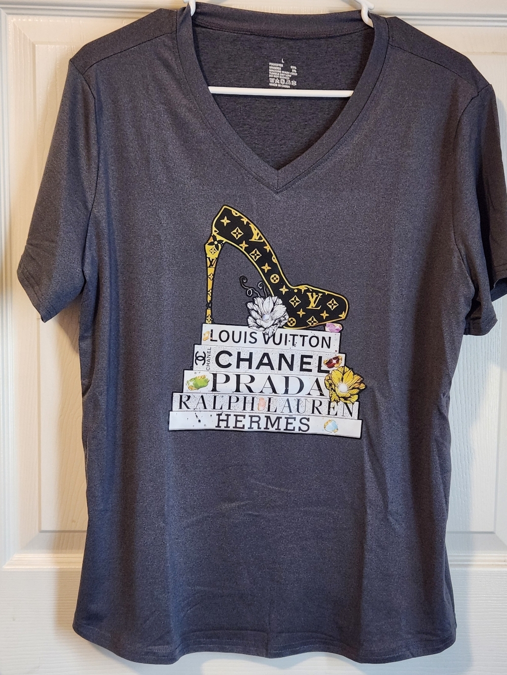 NWOT, LADIES VNECK TSHIRT, SZ L